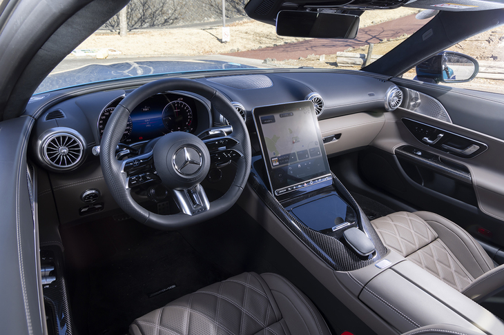 「SL63 S Eパフォーマンス」は左ハンドルのみの設定。この試乗車のインテリアはトリュフブラウンとブラックの組み合わせだ。
