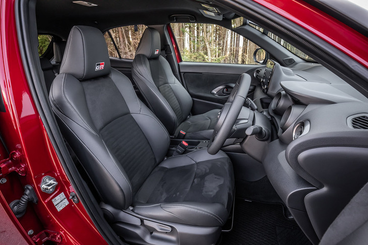 前席は、ヌバック調の高触感人工皮革と合成皮革のコンビネーション表皮を採用する「GR」ロゴ付き専用スポーティーシート。今回の試乗に備わっていたシートヒーターは、ステアリングヒーターやナノイーXとセットになる3万8500円の有償オプションアイテム。