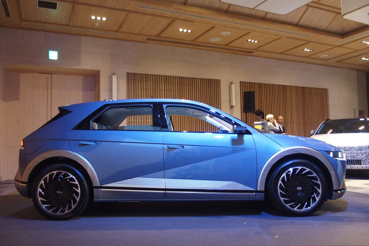 ヒョンデ・アイオニック5ラウンジAWDリミテッドエディション（サイドビュー）