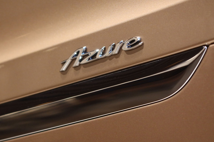 ベントレー・ベンテイガEWBアズール ファーストエディション（フロントドアのエンブレム）