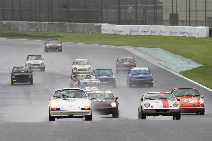 12台が出走した、サスペンションの改造のみが許されるPレース（1968年前後の車両によるP68レースと1970～75年のP75レースの混走）の決勝スタート風景。