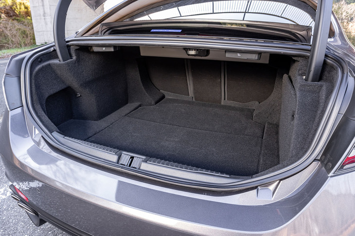 独立したトランクタイプとなる荷室の容量は480リッター。後席の背もたれには、荷室から操作が可能な40：20：40の分割可倒機構が組み込まれている。