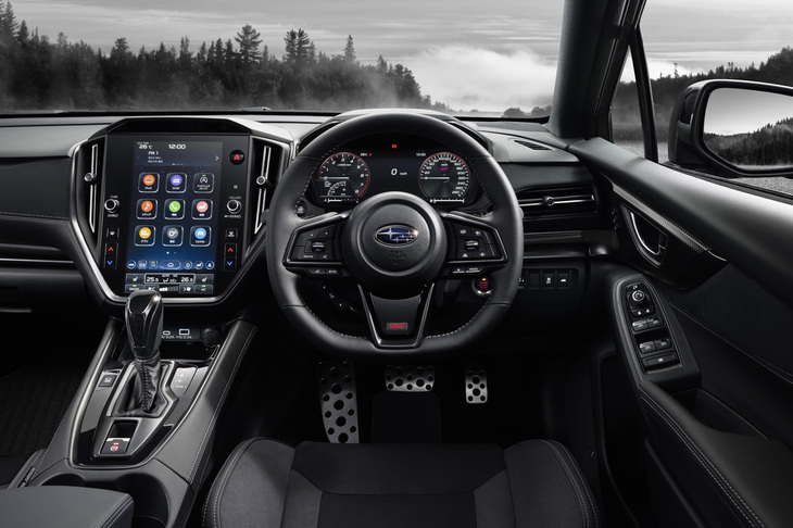 シルバーステッチが施された本革巻きのステアリングホイールやシフトブーツ、スエード調＋シルバーステッチのインパネミッドトリム、ドアトリムなどがインテリアにおける特徴だ。