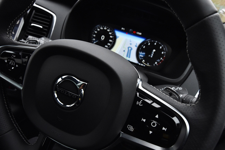 「T6 AWD R-DESIGN」のみ、ステアリングホイールにシフトパドルが標準装備される。