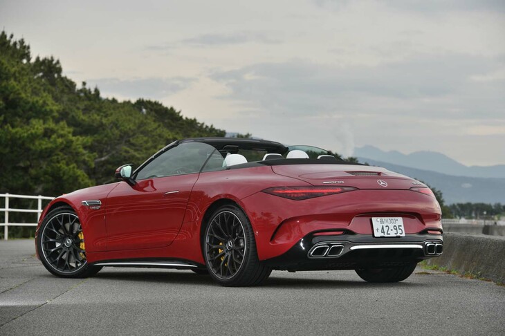 駆動方式は70年におよぶ「SL」で史上初となる4WD。リアアクスルには電子制御式LSDを標準で装備する。