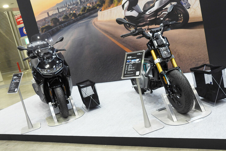電動モデルの「CE 02」（写真右）とミドルサイズスクーター「C400GT」（同左）。