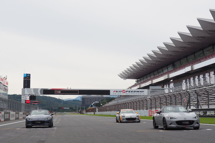 「マツダ スピリット レーシング・ロードスター」（写真左）とスーパー耐久シリーズ参戦マシン「MAZDA SPIRIT RACING RS Future concept」（同中央）、「マツダ スピリット レーシング・ロードスター12R」（同右）。