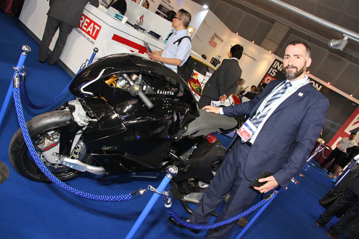 バイクから飛行機用まで、幅広い電動パワーユニットを手がける英国のSAIETTA（サイエッタ）の電動モーターサイクル。モーターとバッテリーをはじめすべて自社開発した、バッテリーを構造材（フレーム）として使う画期的な設計で、レーシング仕様では最高速度270km/h以上に達するという。脇に立つ同社の創立者でCEOであるローレンス・マラッツィ氏は、デザイナーとしてレイトンハウス、ヴェンチュリー・ラルースやフォンドメタルといったF1チームを渡り歩いた経歴を持つそうだ。