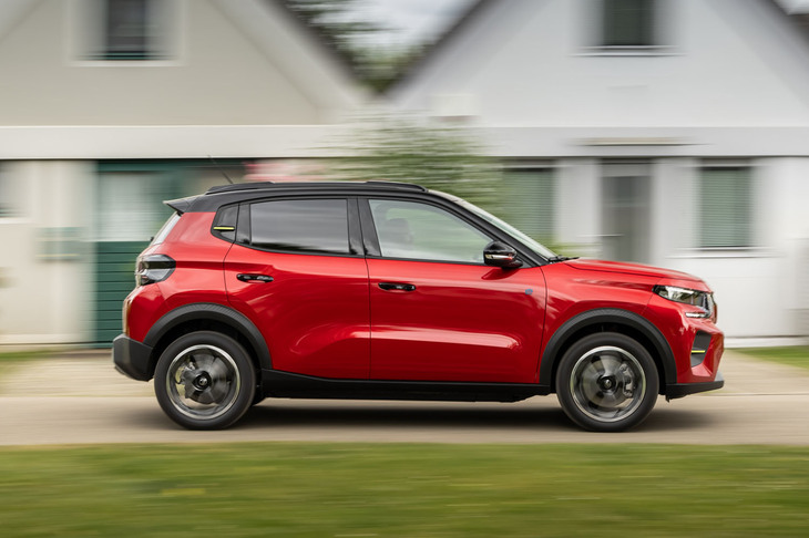 新型のボディーサイズは全長×全幅×全高＝4015×1755×1577mm。全高が一気に拡大し、SUVのようなスタイリングになった。