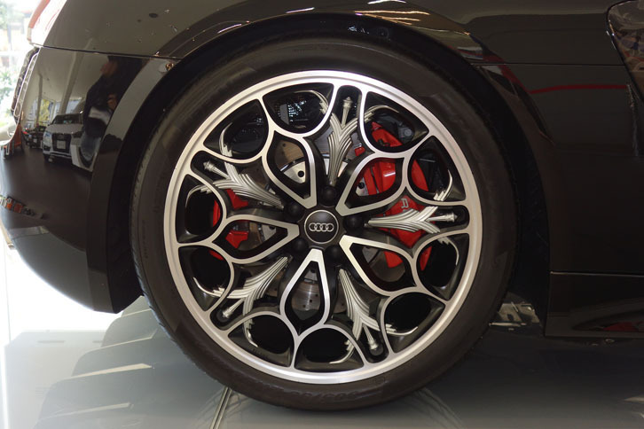 独創的な形状のホイールは、ルシス王家に伝わる剣とバラをモチーフにデザインされている。