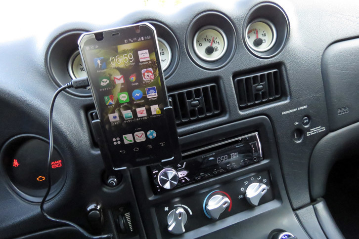 ナビ機能をはじめとしたスマホのアプリを、電池切れの心配ナシに使えるって素晴らしい。文明開化である。同時に「自動車の通信サービスって、もうこれで十分じゃないの？」と感じてしまった。