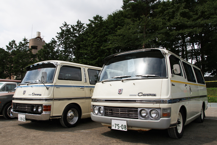 右が1977年、左が80年の「日産キャラバン」。E20という型式名の初代キャラバンで、77年は2リッター直4 OHVのH20型、80年は2リッター直4 SOHCのZ20型エンジンを搭載。