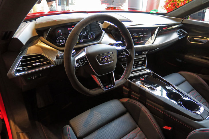 アウディRS e-tron GT（インストゥルメントパネルまわり）