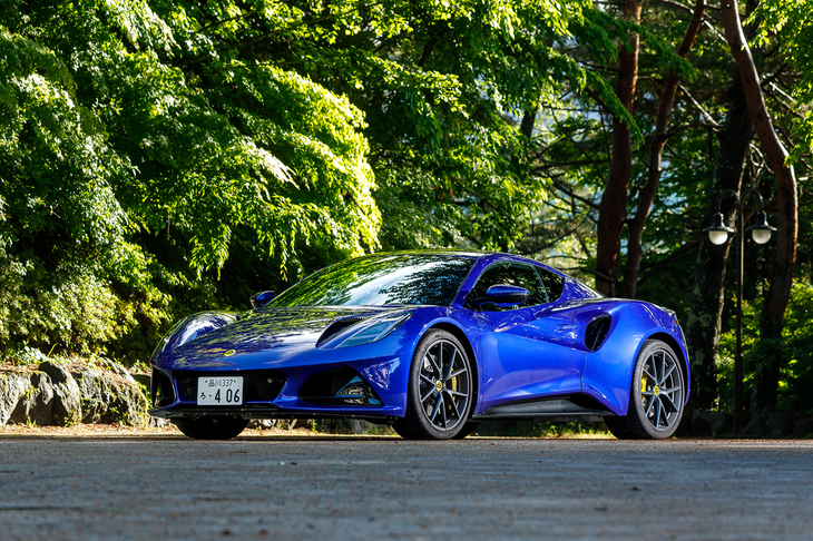 長らく「ファーストエディション」が販売されていた「ロータス・エミーラ」は、2025年モデルから通常モデルの販売がスタート。ラインナップは「ターボ」と「ターボSE」（今回の試乗車）、そして「V6」の3タイプ。