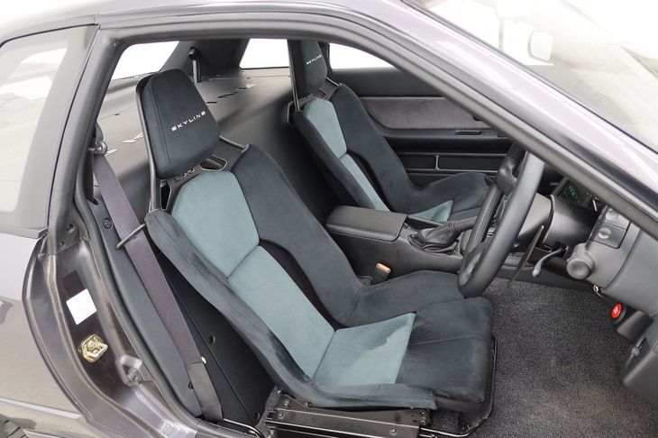 シートは専用設計で、完全2シーター。本来後部座席だったスペースには駆動用バッテリーがおさまっている。