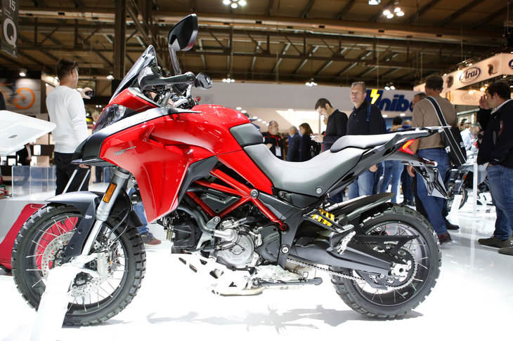 ドゥカティの中で、最も販売台数が多いモデルファミリーといえば「ムルティストラーダ」である。今年は排気量が小さな950ccモデルをベースに、電子制御サスペンションを搭載した「ムルティストラーダ950S」が新たにラインナップに加えられた。オプションでスポークホイールを選ぶことができる。