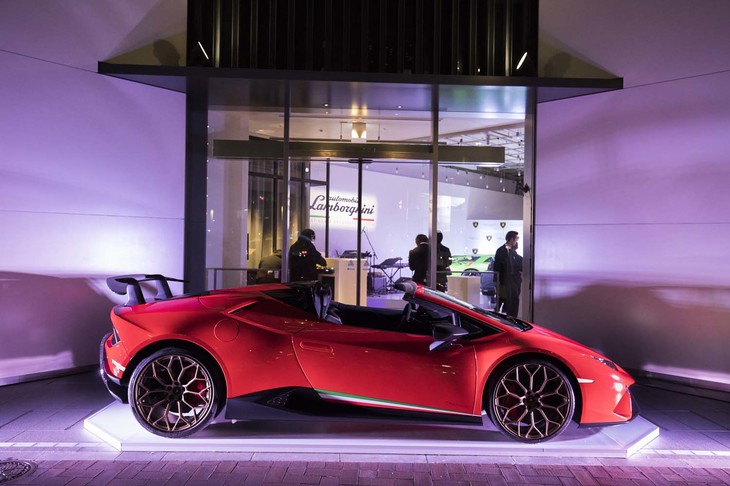 会場の外に展示された「ウラカン ペルフォルマンテ スパイダー」。