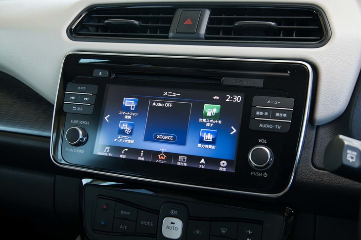 スマートフォンとの連携により、クルマから離れた状態でバッテリー残量を確認したり、乗車前にエアコンを作動させたりといった操作ができる。