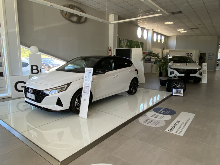 セグメントB市場で戦う「i20」（写真左）。右奥にはSUVの「トゥーソン ハイブリッド」が見える。