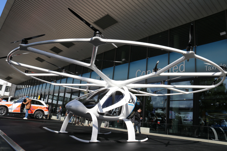 こちらは、ダイムラーが出資する新興企業「ヴォロコプター」によるスカイタクシー。