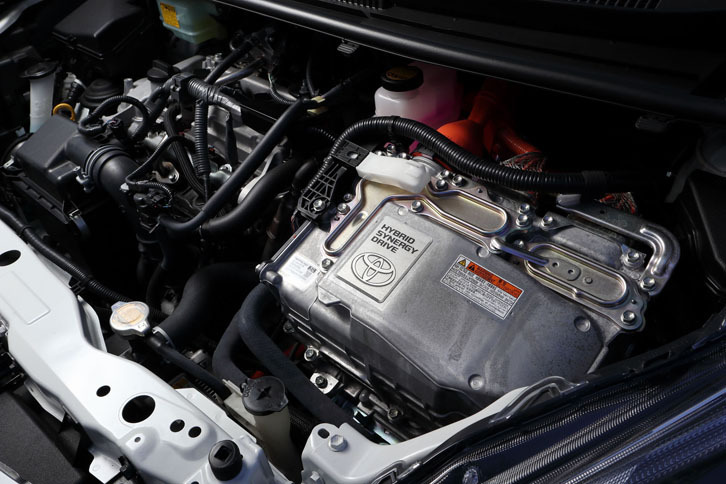 「シエンタ ハイブリッド」のパワーユニット。1.5リッター直4エンジンの最高出力74psは「フリード ハイブリッド」の110psよりも控えめだが、モーターはフリードの29.5psを大幅にしのぐ61psを発生する。