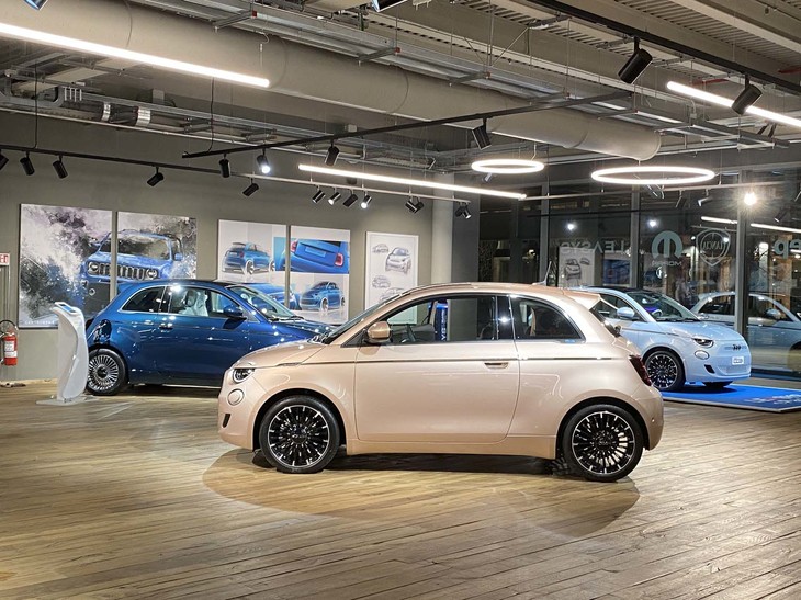 「eビレッジ」の主役は新型「フィアット500」。3車型、計6台が展示されていた。
