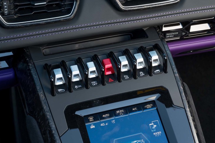 日常域での使い勝手を高めるフロントリフトシステムはオプションで用意されている。