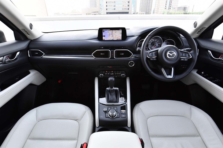 「CX-5 25T Lパッケージ」のインテリア。メタルウッドやサテンクロームメッキでドレスアップされている。