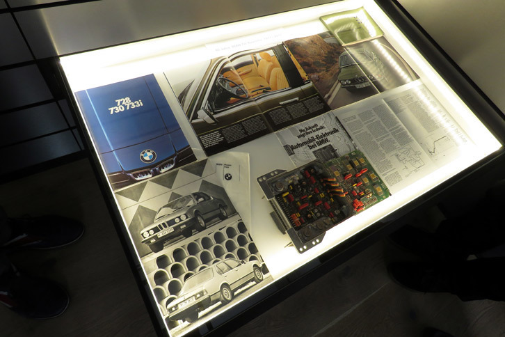 カフェに併設された資料展示室には、BMWの歴代モデルのカタログや取扱説明書なども収蔵されている。