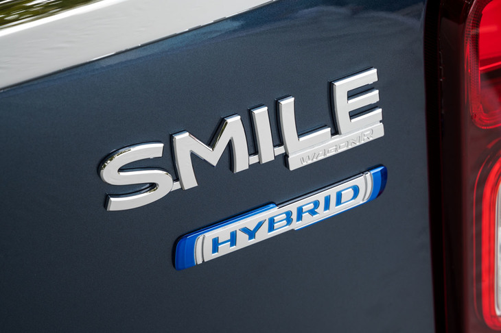 車体色のバリエーションは全12種類。試乗車の「インディゴブルー」や「フェニックスレッドパール」のように、男性オーナーを意識したという色も用意されている。