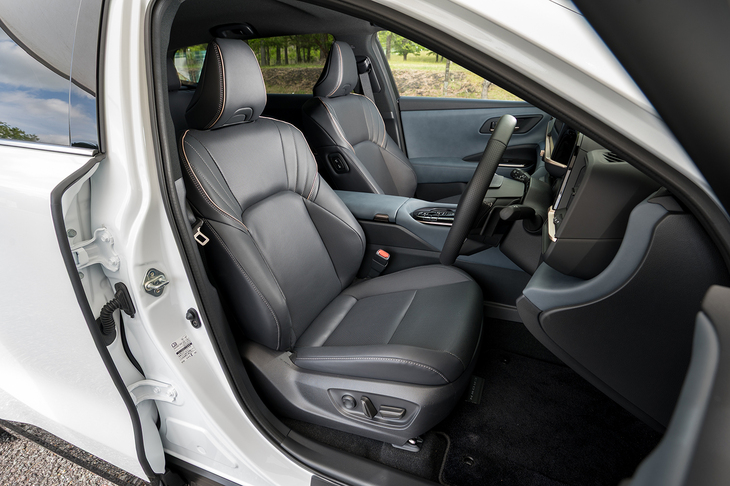 座面高は新型「クラウン」シリーズで最も高い650mmに設定。優れた前方視界がロングドライブ時の疲労を軽減する。