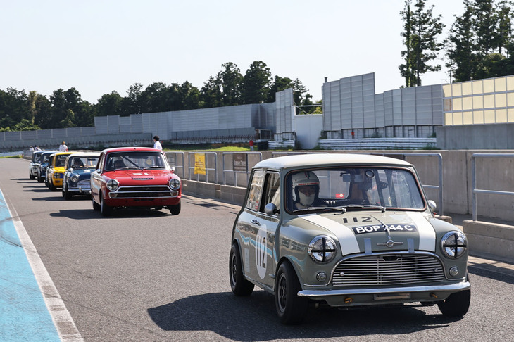 1950～1960年代のツーリングカーレースによるティントップカップの決勝を迎えてコースインする車両。