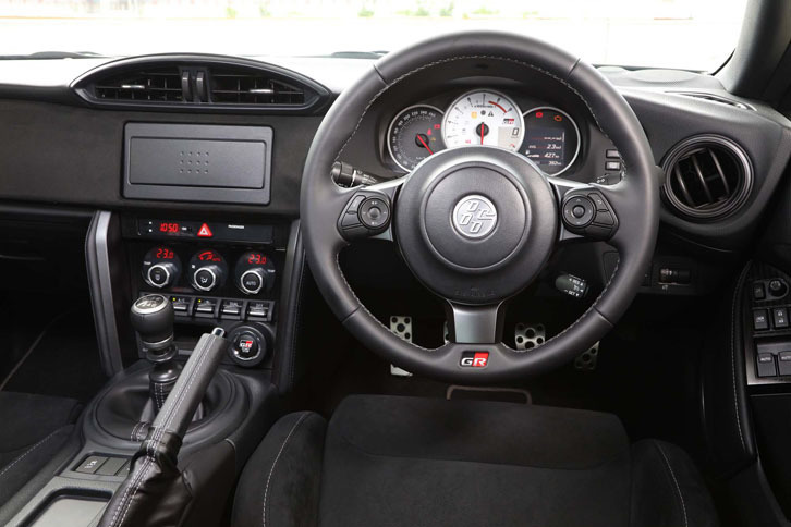 「86“GR”」用の小径ステアリングホイール（写真）は、ほかの「GR」シリーズにも採用されている。写真はプロトタイプ。