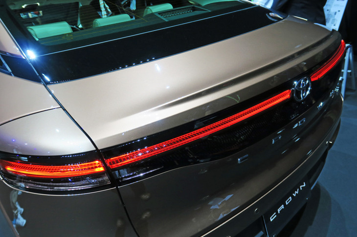 トヨタ・クラウン クロスオーバー（リアコンビランプ）