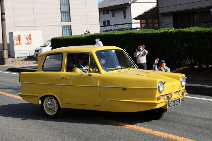 帰路につく1973年「リライアント・リーガル3/30」。英国製の軽便な三輪サルーンだが、日本では希少車。