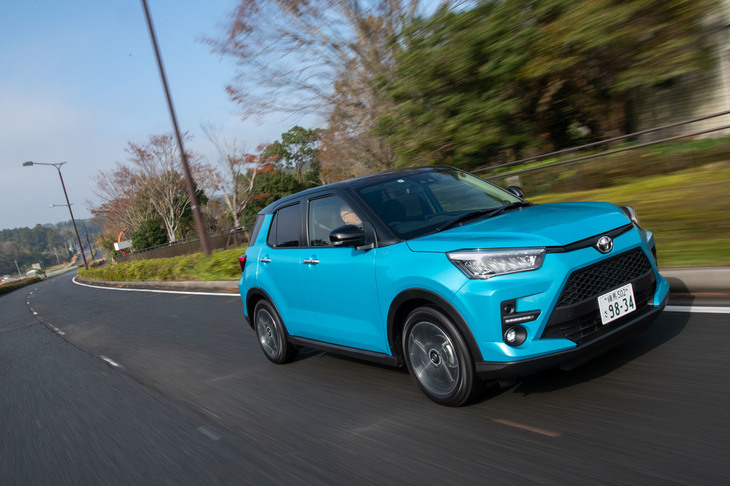 「ダイハツ・ロッキー」が軽ユーザーからのアップサイジング需要を狙っているのに対し、「トヨタ・ライズ」はダウンサイジングのユーザーを見込んでいる。