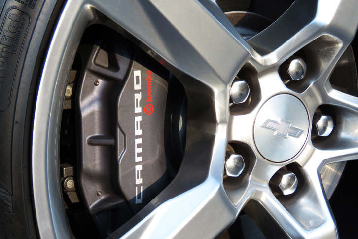 「カマロSS」に装備されるブレンボ製ブレーキ。他のグレードでもフロントブレーキはブレンボ製だが、前後ともにブレンボとなるのはSSだけ。またフロントブレーキにも、他グレードより強力なものが装備される。