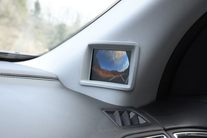 
	助手席側Aピラーの付け根（室内側）には、フロントバンパー直前や右側フロントフェンダー周辺の様子を示すモニターが備わる。
	