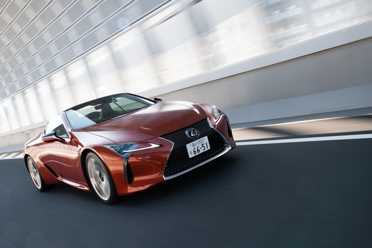 音楽などのコンテンツはもちろん、クリアなエンジンサウンドも楽しめるよう、吸音・遮音の設計には音響シミュレーション技術を採用。ルーフの状態を問わず不快な低周波ノイズを低減するため、アクティブノイズコントロールも装備している。