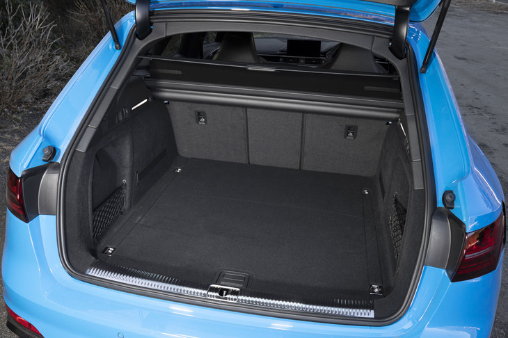 通常使用時の荷室容量は495リッター。後席の背もたれをすべて前方に倒せば容量を1510リッターまで拡大できる。