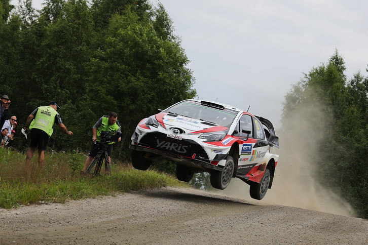 テレビカメラの前で大ジャンプを披露するエサペッカ・ラッピ。曲がりながらジャンプするトリッキーなコースは、ラリー・フィンランドならではといえる。