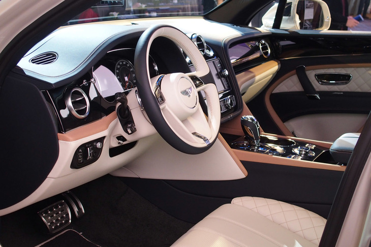 日本の伝統工芸である寄せ木細工からインスパイアされたという「ブラック・タイド・マドローナ」ウッドをダッシュボードに採用する「ベンテイガ」の日本限定特別仕様車。