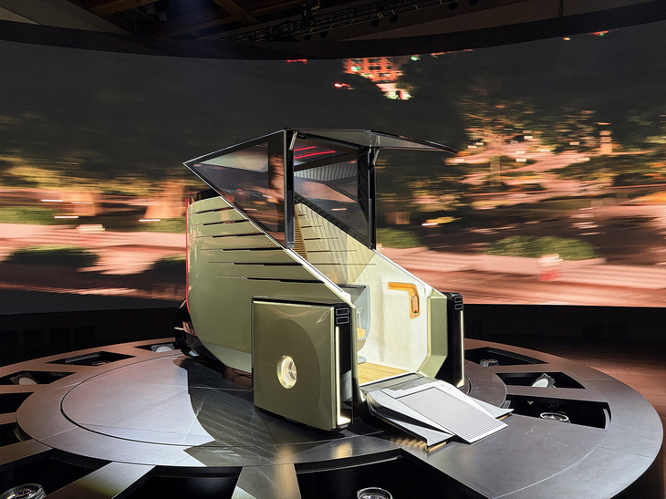 6輪のミニバンという、これまでのスタイルが何ひとつとして継承されていない「レクサスLSコンセプト」とセットの「LSマイクロコンセプト」。例えば都内のホテルまではLSで、そこから都内を動くときにはこの乗り物（自動運転）で、という提案。ふたり乗りでもよかったのに。