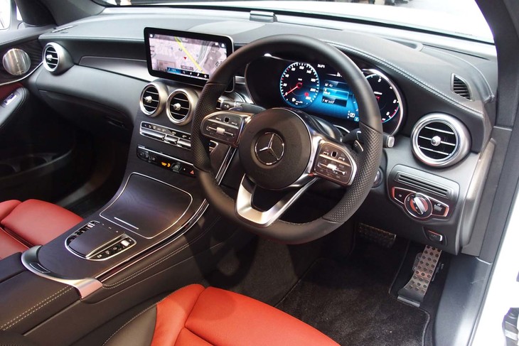 「GLC220d 4MATICクーペ」のインストゥルメントパネル。
