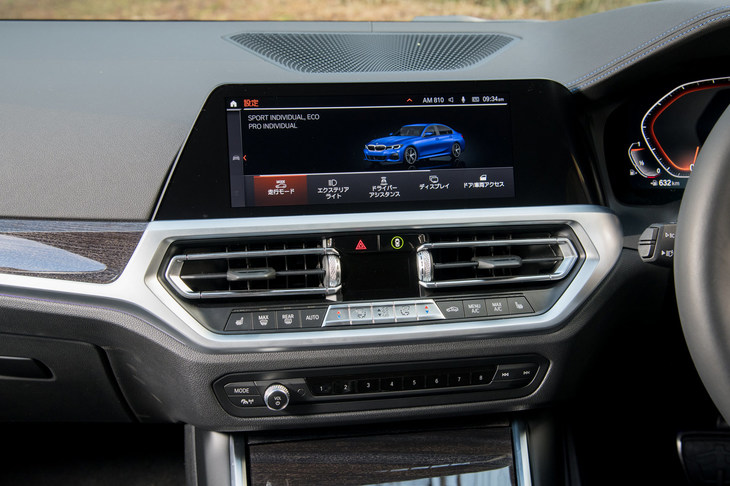 走行モードには「ECO PRO」「コンフォート」「スポーツ」に加え、アクティブMサスペンション装着車には、サスペンションやステアリング、8段ATの設定を常時調整する「アダプティブ」が用意される。