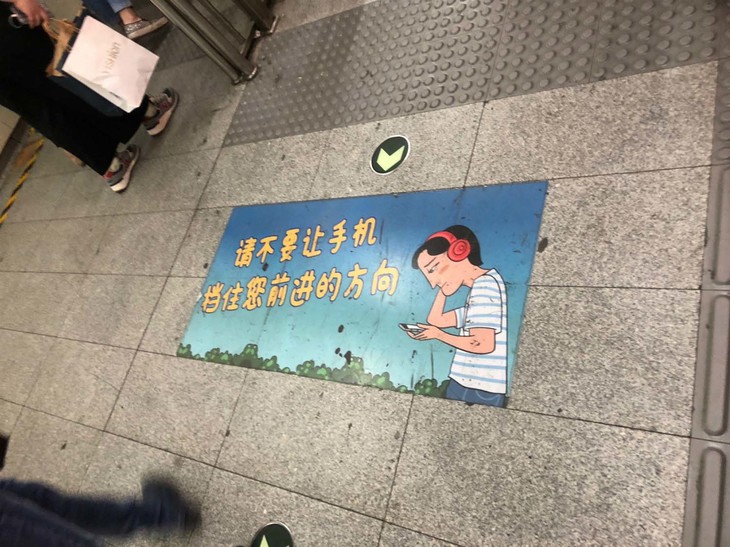 歩きスマホは、今や万国の問題。