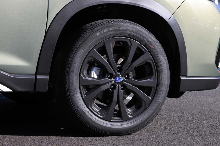 ダークメタリックの専用アルミホイールが足元を引き締めている。試乗車はファルケンのオールシーズンタイヤ「ジークスZE001 A/S」を履いていた。