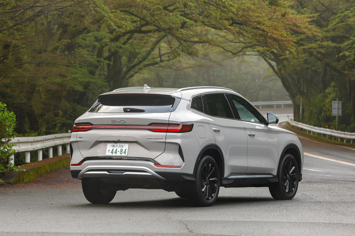 【BYDシーライオン6のスペック】
	ボディーサイズ：全長×全幅×全高＝4775×1890×1670mm／ホイールベース：2765mm／車重：1940kg／駆動方式：FF／エンジン：1.5リッター直4 DOHC 16バルブ／モーター：交流同期電動機／エンジン最高出力：98PS（72kW）/6000rpm／エンジン最大トルク：122N・m（12.4kgf・m）/4000-4500rpm／モーター最高出力：197PS（145kW）／モーター最大トルク：300N・m（30.6kgf・m）／タイヤ：（前）235/50R19 99V XL／（後）235/50R19 99V XL（ジーティー・ジーティー コントロールP10）／ハイブリッド燃料消費率：22.4km/リッター（WLTCモード）／EV走行換算距離：100km（WLTCモード）／交流電力量消費率：153Wh/km（WLTCモード）／価格：398万2000円