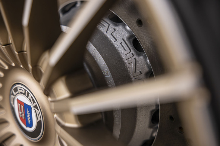 最高巡航速度308km/hを誇る「B3 GTリムジン アルラット」は、そのパフォーマンスを支える足まわりやブレーキも専用アイテムで強化されている。