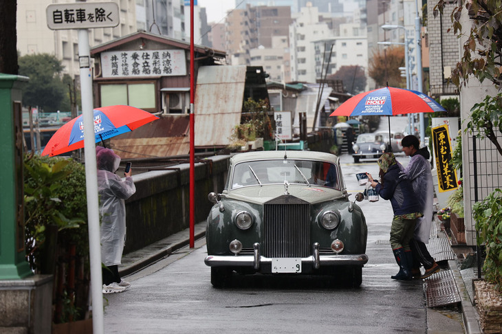 恒例となっている、柳橋の北詰（台東区柳橋）手前の神田川沿いの路地でのPC競技。競技を終え、柳橋手前にある小松屋謹製のおみやげ（つくだ煮）をもらっているのは「ロールス・ロイス・シルバークラウド」。